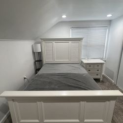 Queen size Bed  frame And Dresser With mirror 