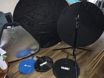  CAMERA TRIPOD AND CALUMET REFLECTORS