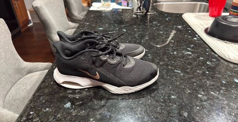 Used women Nike shoes size 9