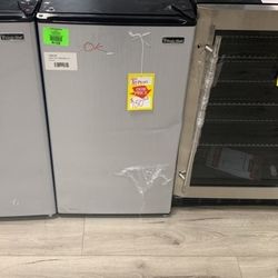 MAGIC CHEF 4.4 Cu.ft Mini Refrigerator CXL99