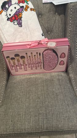 Glitz and glam brushes