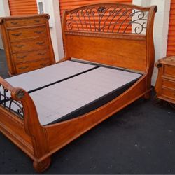 Kng Sz Bd St With Base Good Condition 