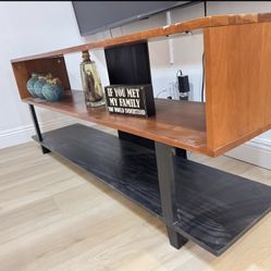 Decorative modern TV stand - great condition - $98  Tarzana pick up 