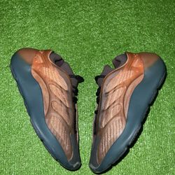 Yeezy 700 V3 "Copper Fade"