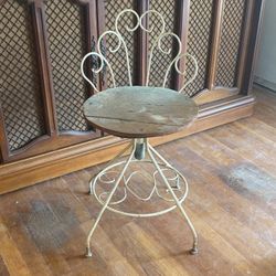 Vintage/antique adjustable vanity chair