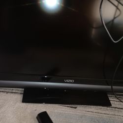  37"Visio TV W/(Roku Express New)