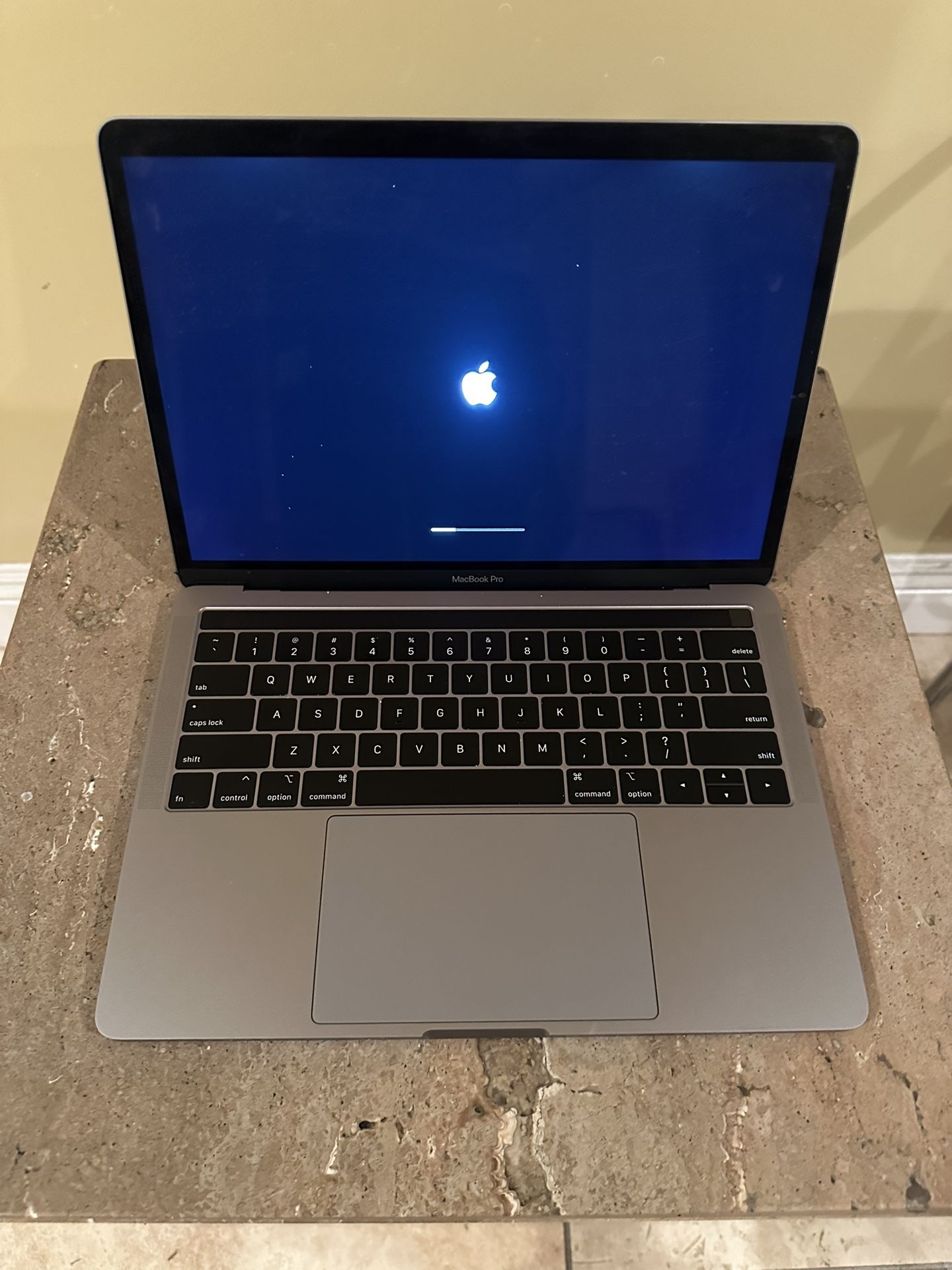 2019/2020 Macbook Pro 13 Touchbar 1.4Ghz i5 8GB 256GB