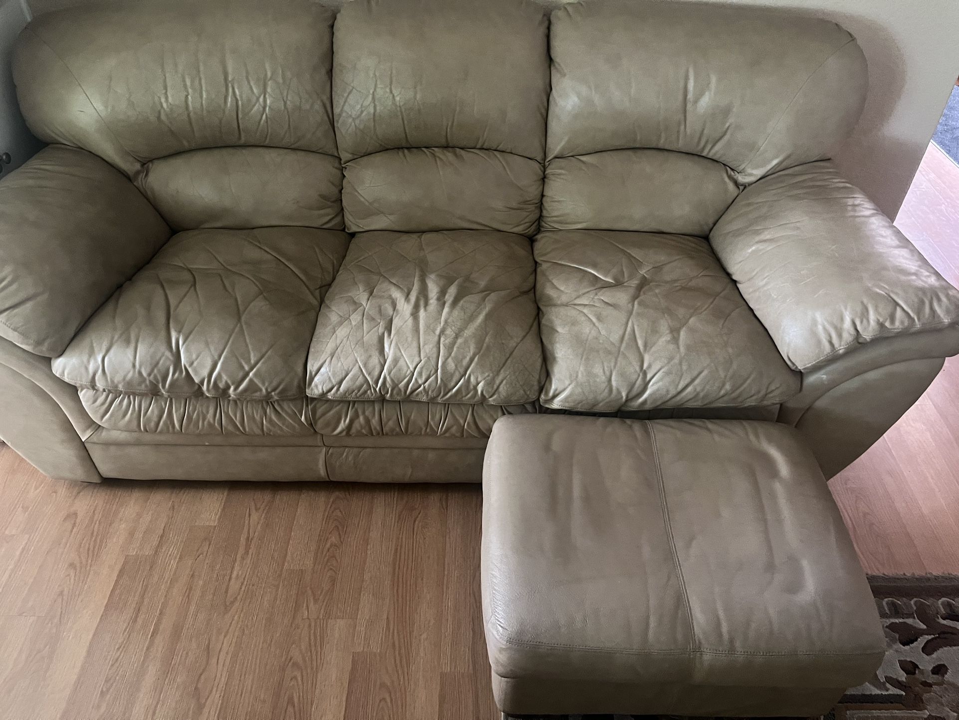 Cozy Tan Leather Sofa Set – Includes Ottoman & Big Comfort 🛋️☀️ 