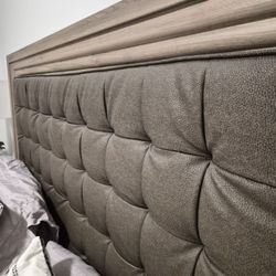 Modern Queen Bedroom Set – Excellent Condition. Queen headboard, queen mattress and 2 end tables.