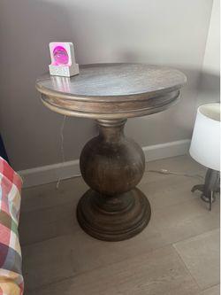 RH 20” pedestal table
