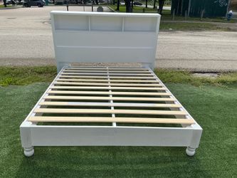 Queen bedframe