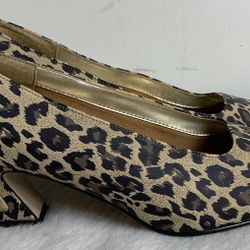 New Classique womens size 10D leopard pumps shoes 