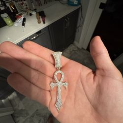 diamond cross pendant 