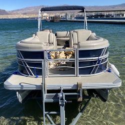 Pontoon boat. Silver Wave . 2018 Pontoon. 2012 Refurbished Mercury 200