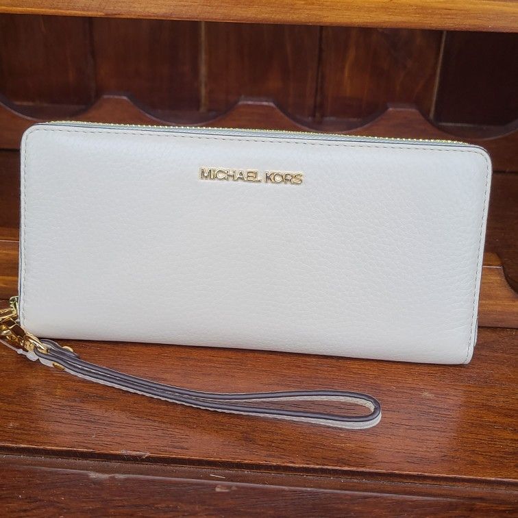 New Michael Kors Wristlet Or Wallet