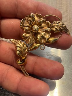 A 10 KT gold pin.