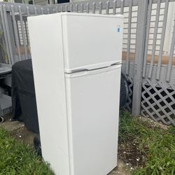 Avanti Medium Size Fridge