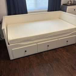 Daybed With Three Storage Drawers 