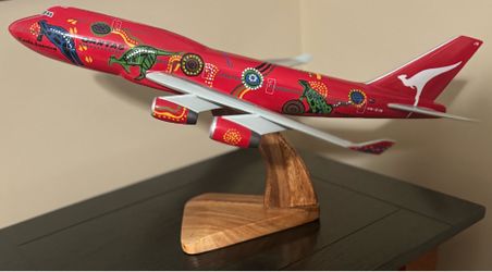 Awesome Handcrafted Qantas B-747 Wunala Dreaming Model Aircraft Wood