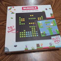 Bloxels: Build your own video game. Game board Bloxels.