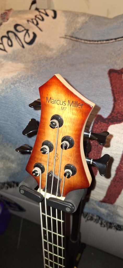 Marcus Miller M7 -5 String