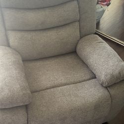 Comfortable Gray Recliner Chair – Excellent Condition