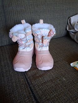 NEW Girls Size 9/10 Pink Heart Snowboots