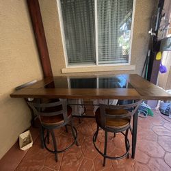 Meza con cinco stools