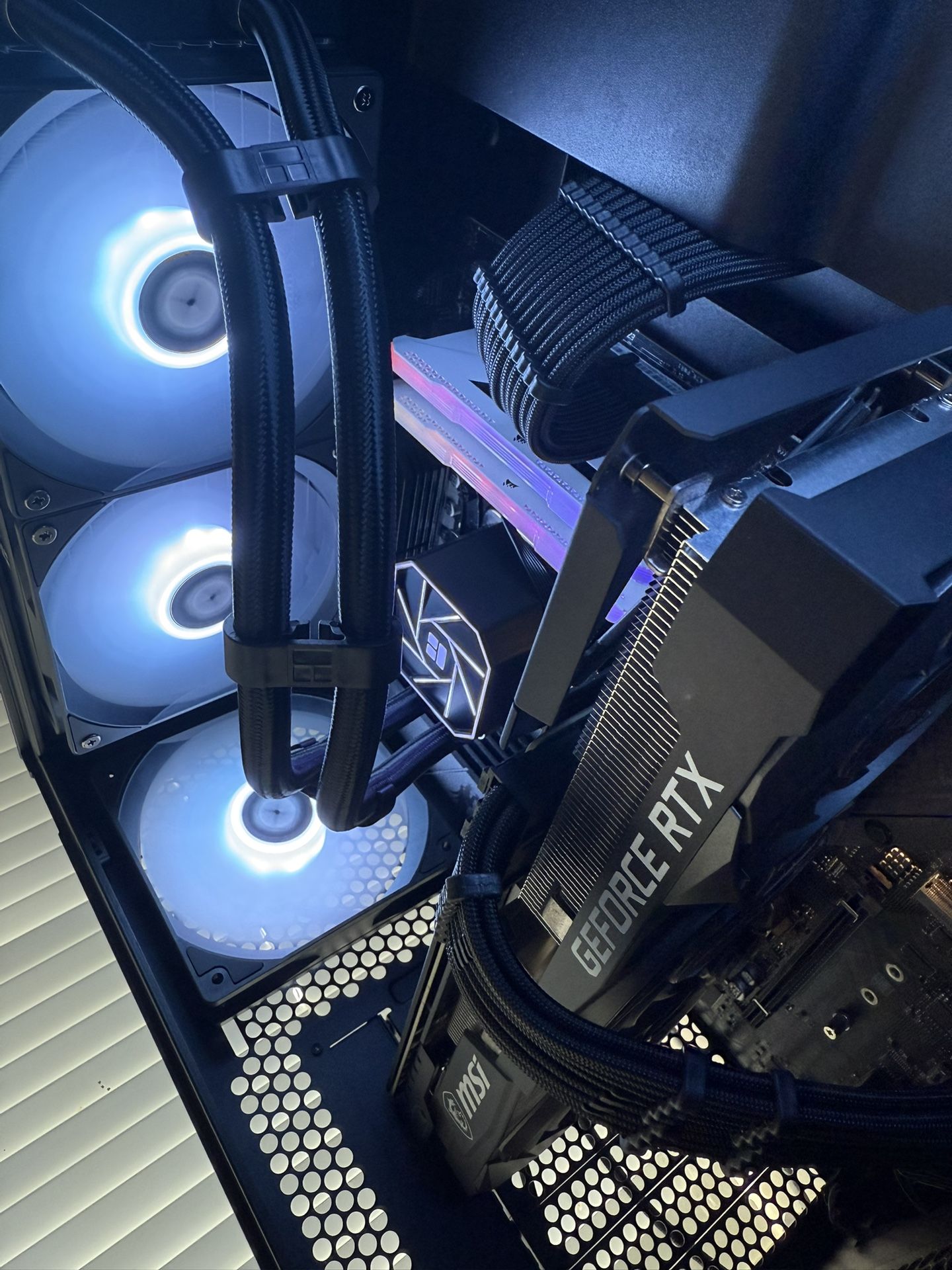 RTX 3060 TI | RYZEN 5 5600x | 32 GB RAM | 1TB SSD