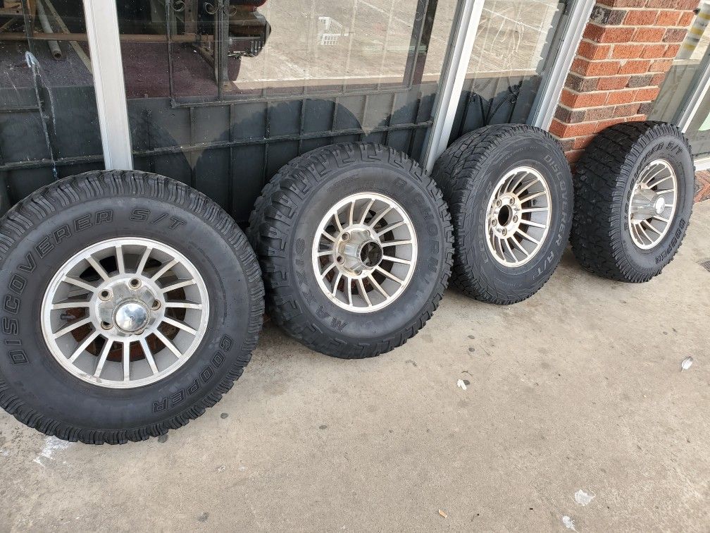 1985 Dodge Ramcharger OEM 5x5.5" 15"x7" Alloy 15 Turbine Wheels with 31x10.5x15 Tires