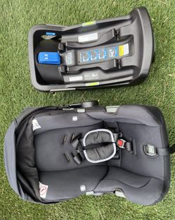 Nuna Pipa infant car seat w/ base (in Des Moines)