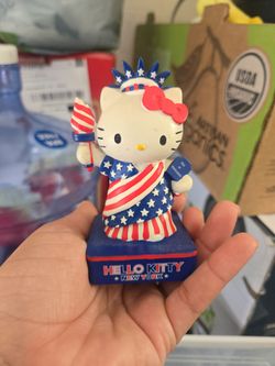 Hello kitty bobble statue of liberty collectable