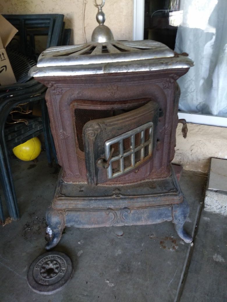 Vintage Queen Miniature Cast Iron Stove With Pots for Sale in Victorville,  CA - OfferUp