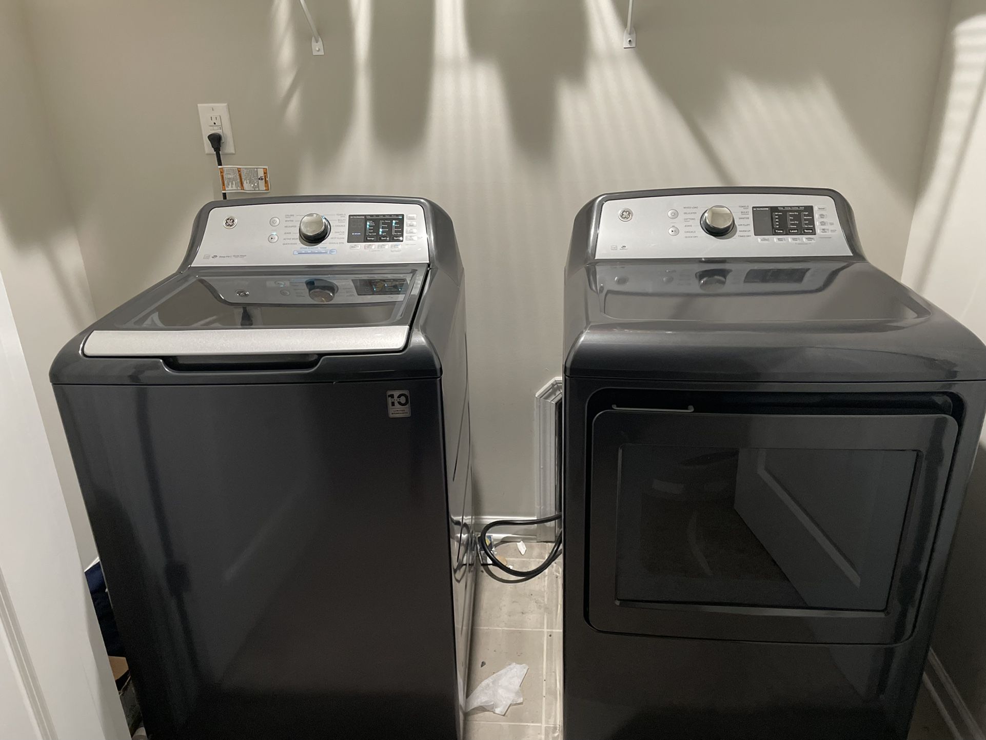 LIKE NEW WASHER AND DRYER SET!!