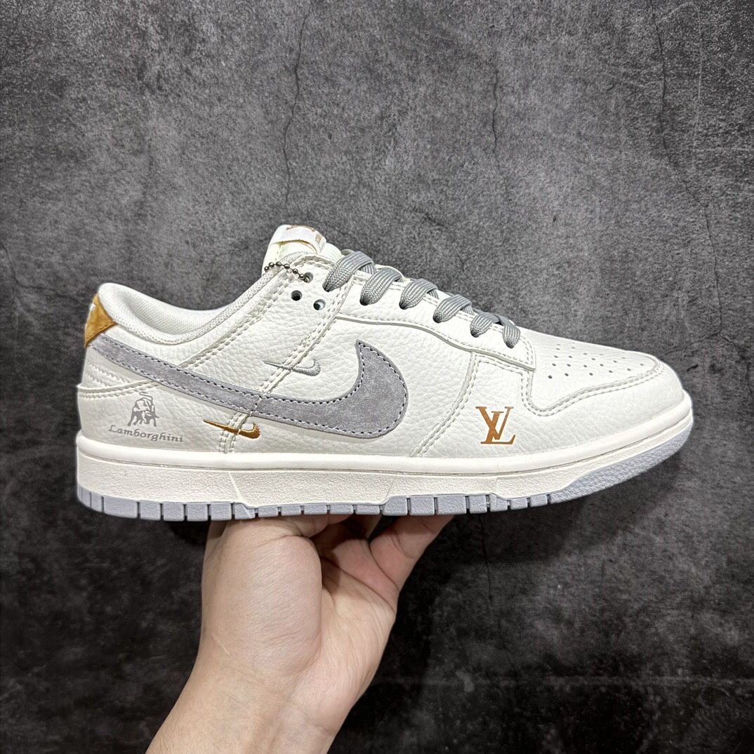 Fashionable Sneakers 