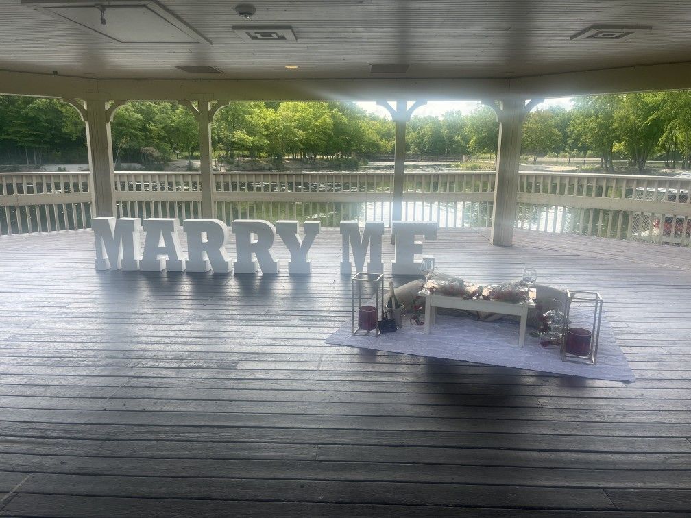 Large MARRY ME sign