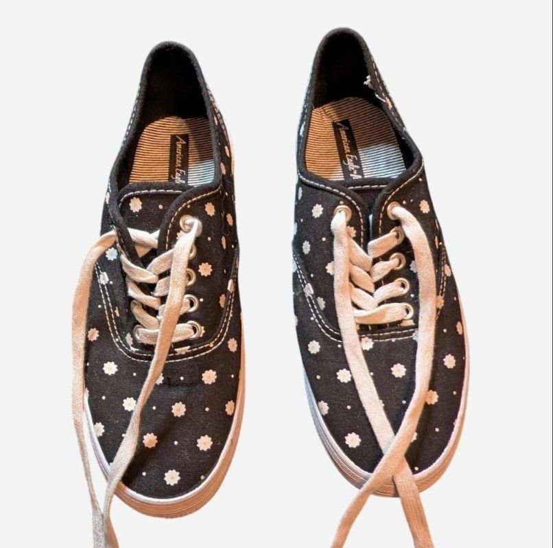 Cute black & white daisy-print canvas sneakers from American Eagle in size 7.5