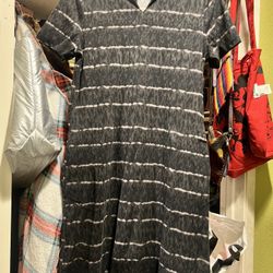 Ellen Tracy Black and Gray Patterned Dress with pockets. Very comfortable Size M