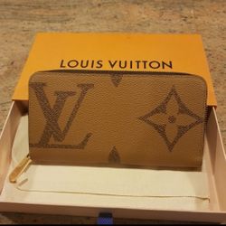 Louis VUITTON GIANT Monogram Reverse Zippy Wallet