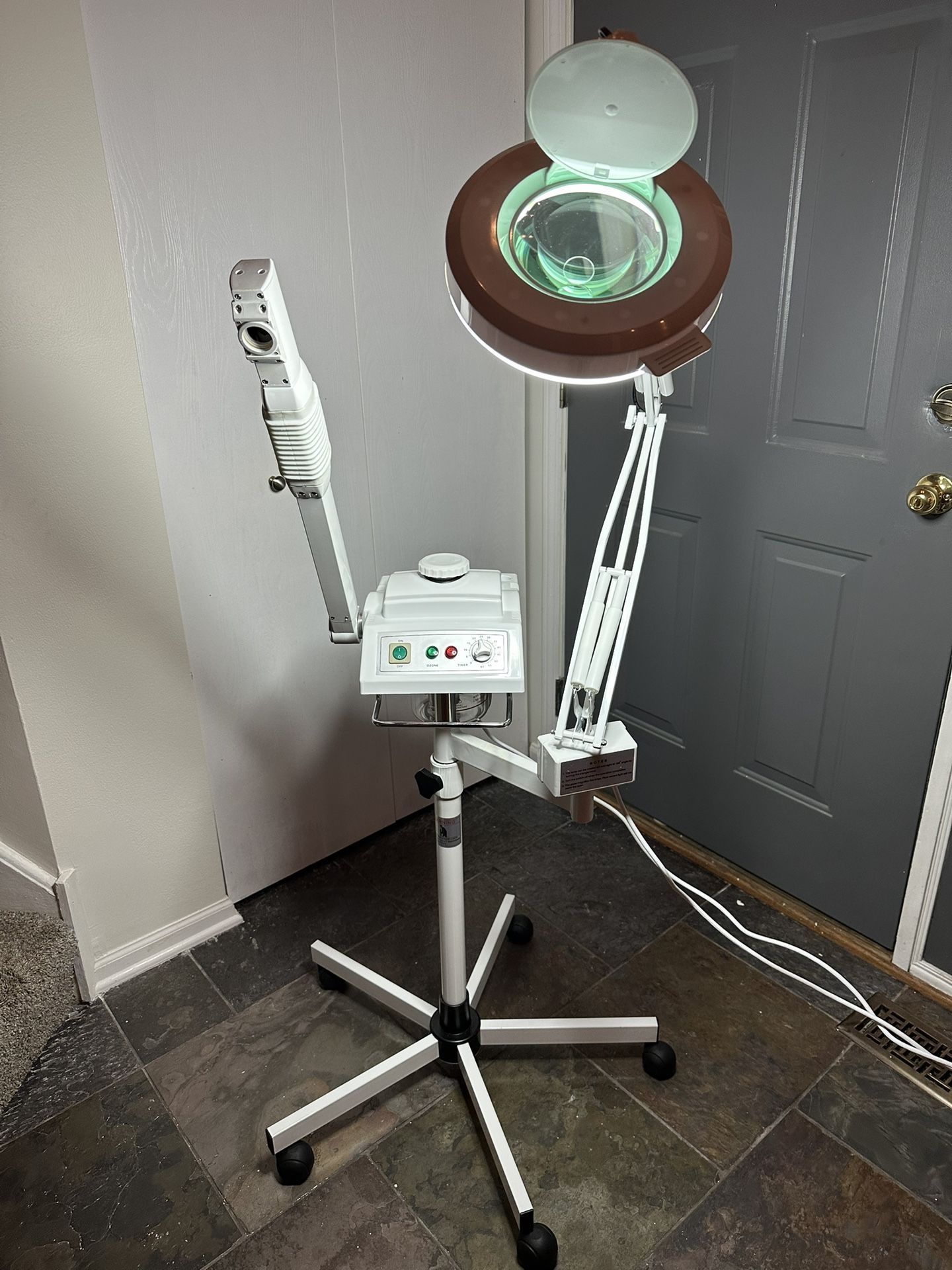 Ozone Facial Steamer with Magnifying Lamp (Like New)