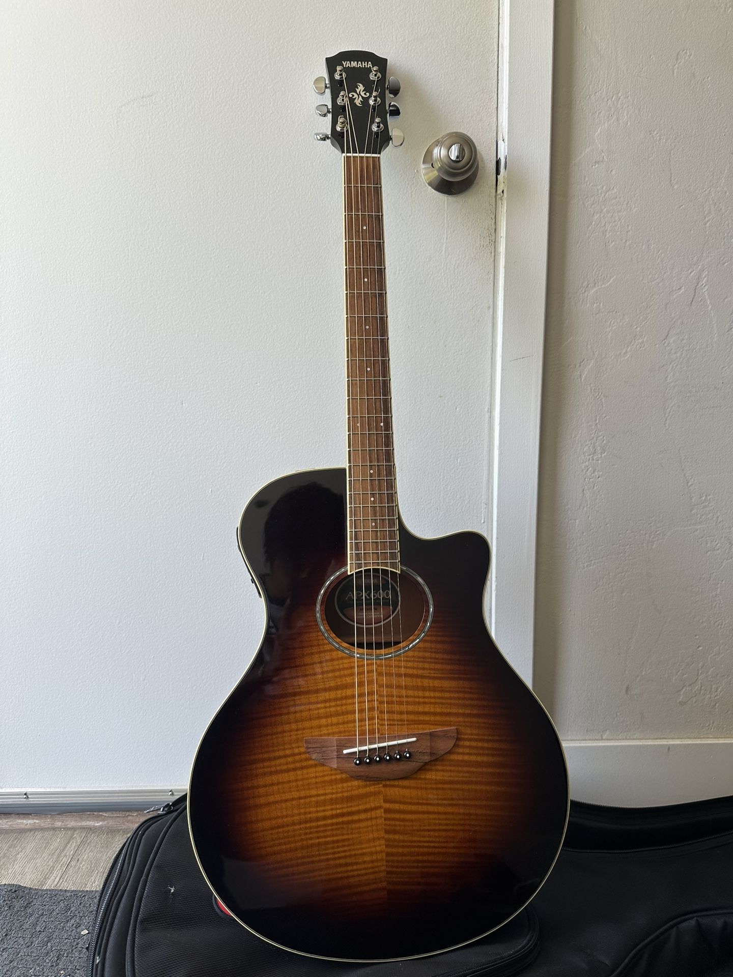 Yamaha APX600 Acoustic-Electric Guitar