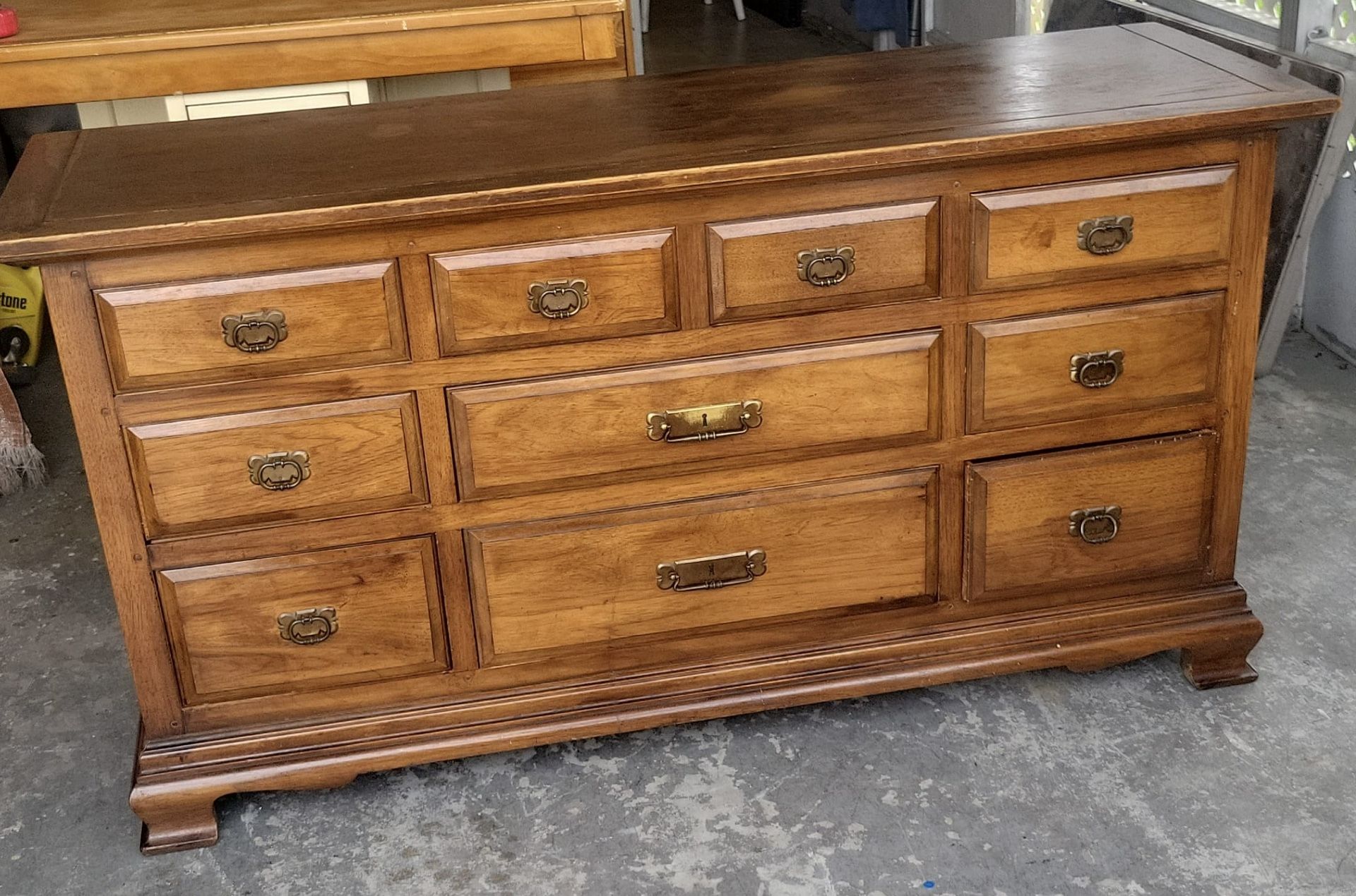 Solid wood Dresser!! Very good condition! L64xD22xH33”