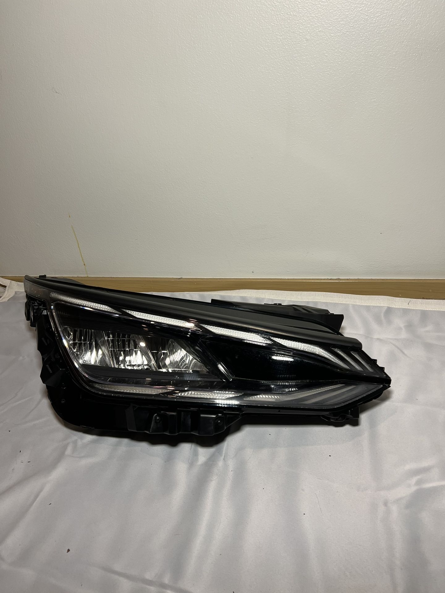 2022 Kia EV6 Right LED Headlight – OEM (92102-CV000)