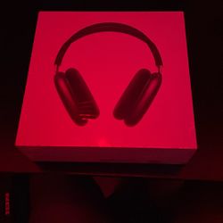 Black AirPod Maxes 