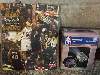 Spurs Fan Light. Lights up outside. Great item and Manu HEB Bag. $100