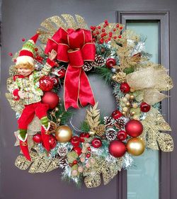 Lighted Professional luxurious christmas holiday wreath. 24 inches with lights and resin elf. $60. Coronas de navidad profesionales