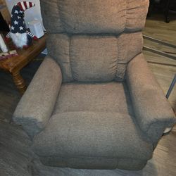 amazing electric recliner DELIVERY AVAILABLE 