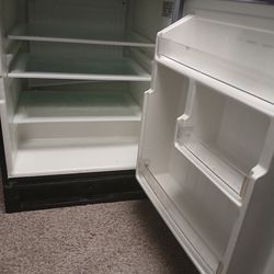 Compact refrigerator