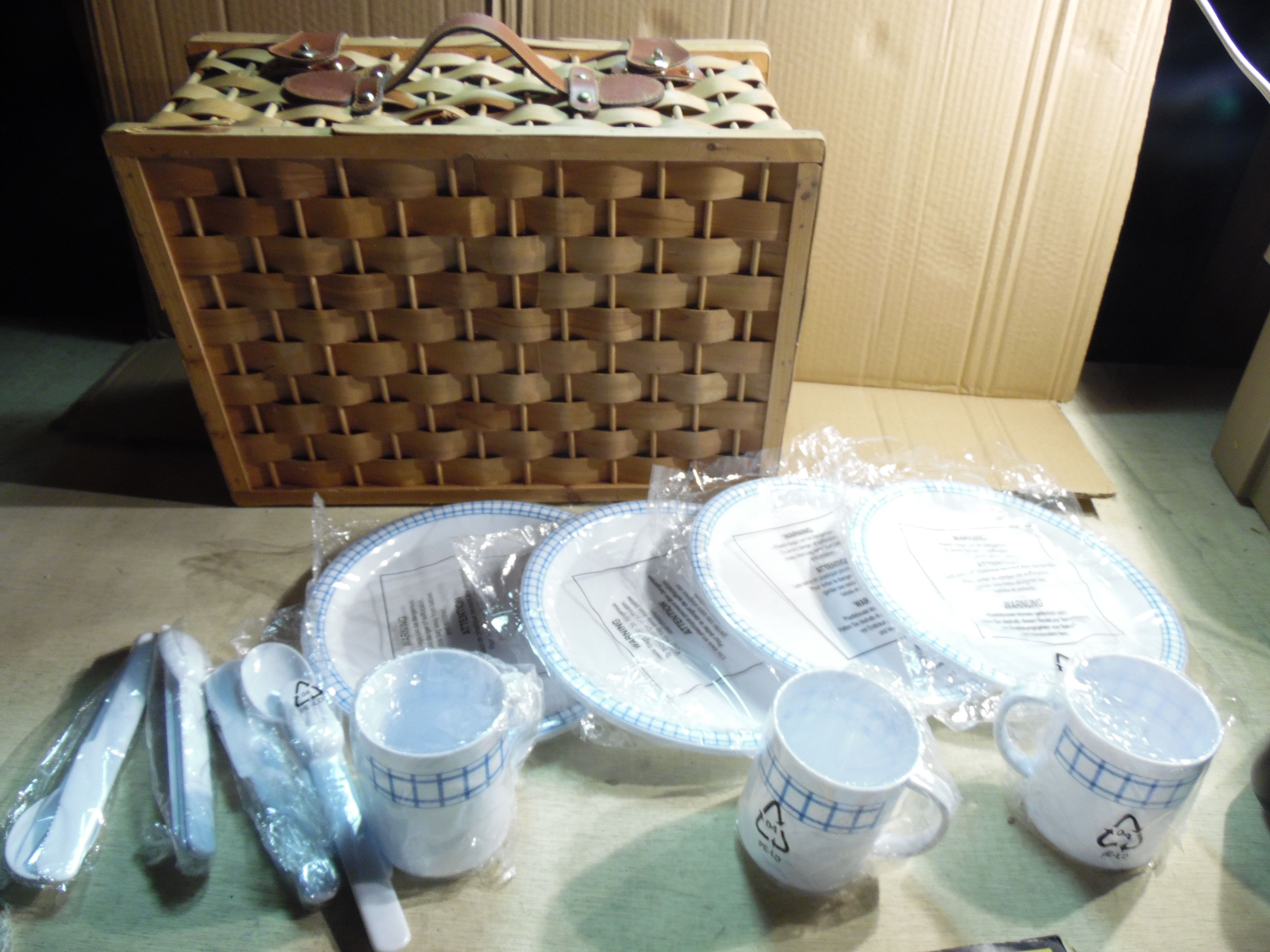 Wicker Picnic Basket 4 Person Setting. Cups Plates Spoons Knives & Forks. NOS. DAMAGED