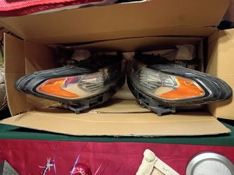 2014 Ford Fusion Blue Headlights,1 Blue Headlight Bulb is Dim, Needs a New Bulb."Best Offer"Pick Up Only.